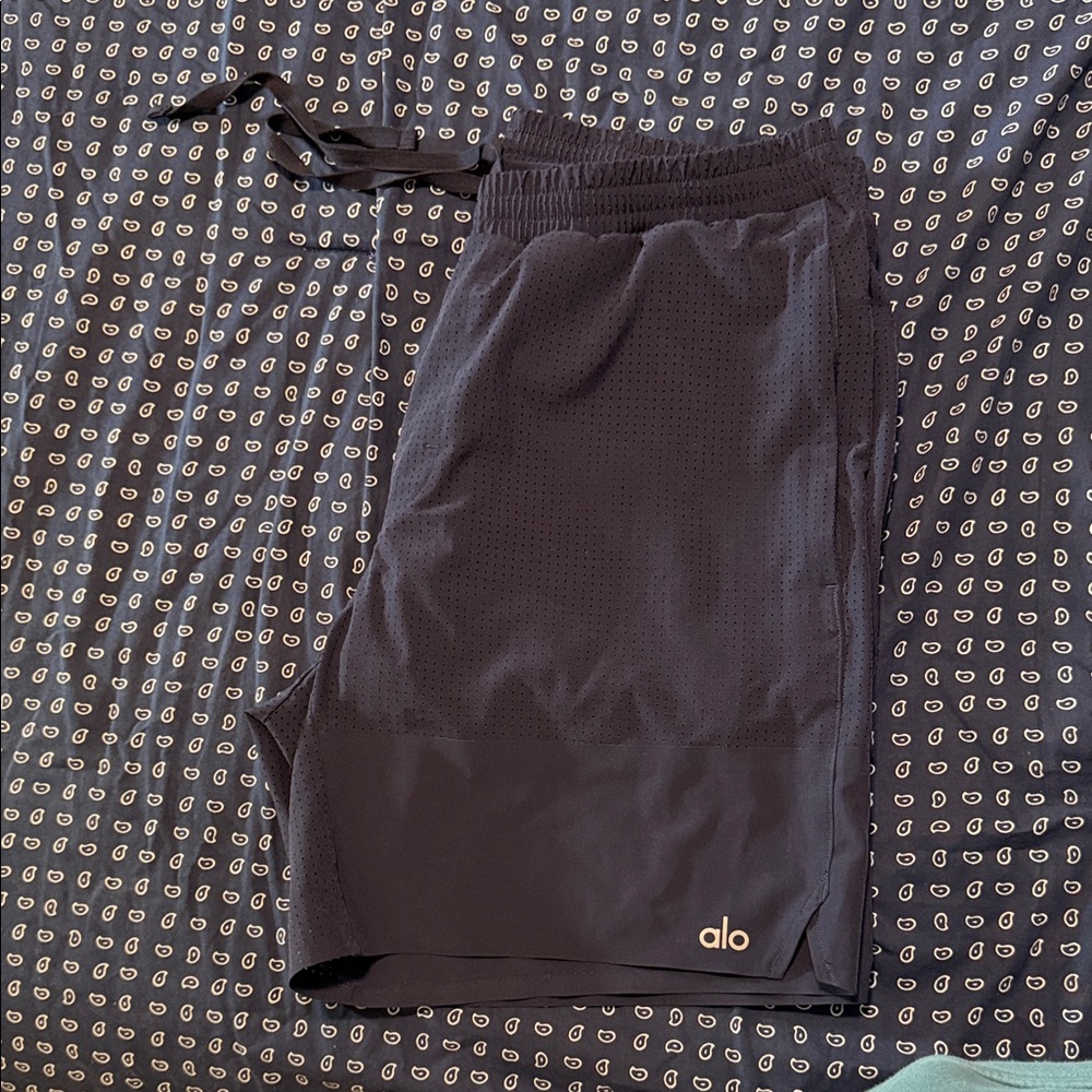 ALO Yoga Men's navy Athletic Shorts